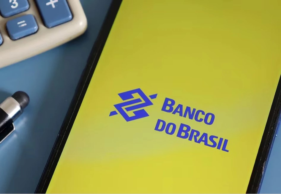 Celular com identidade visual do Banco do Brasil em uma rotina de acesso digital