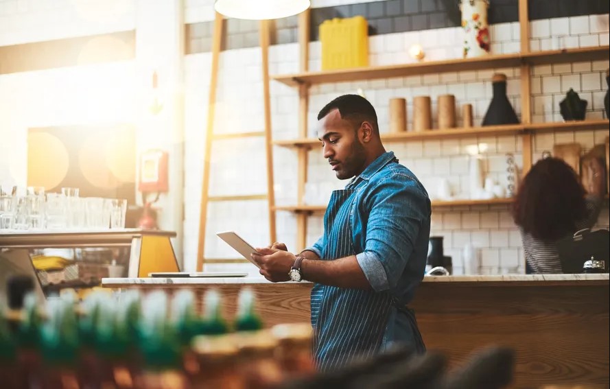 Profissional utilizando tablet em ambiente empresarial